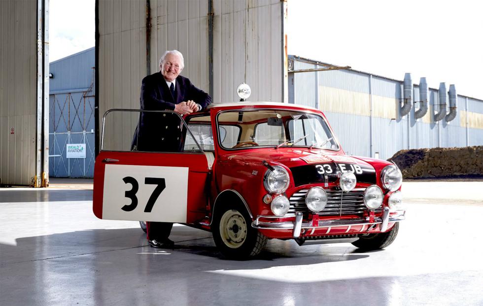 Ο Paddy Hopkirk φωτογραφίζεται με το κλασικό Mini όπου οδήγησε στο ράλλυ του Μόντε Κάρλο το 1964. 